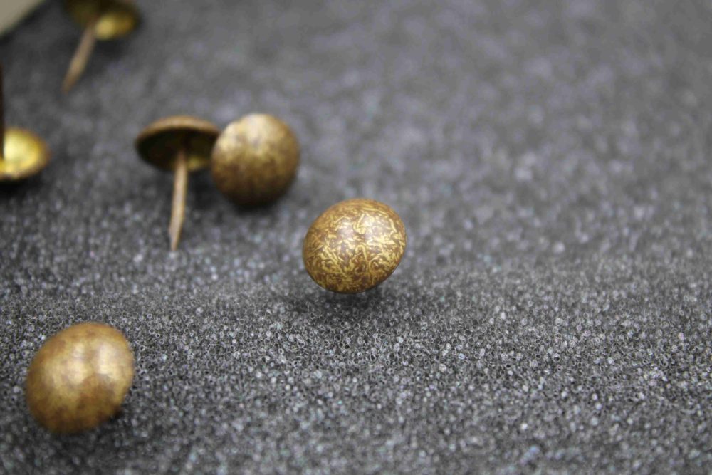 Clou décoratifs Altgold-gefleckt "E" 11mm de diamètres – Image 5