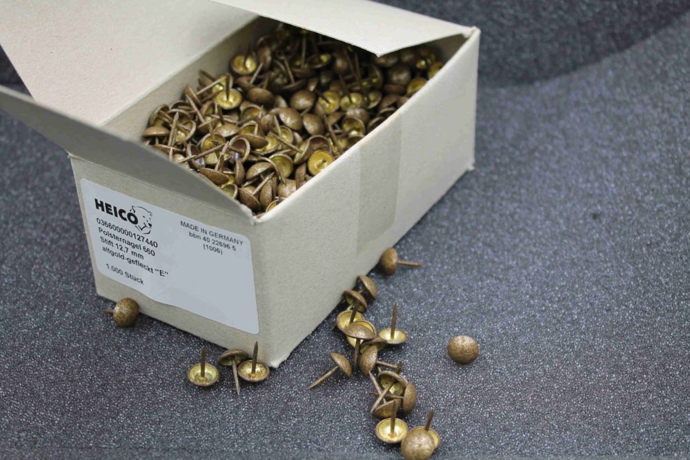 Clou décoratifs Altgold-gefleckt "E" 11mm de diamètres