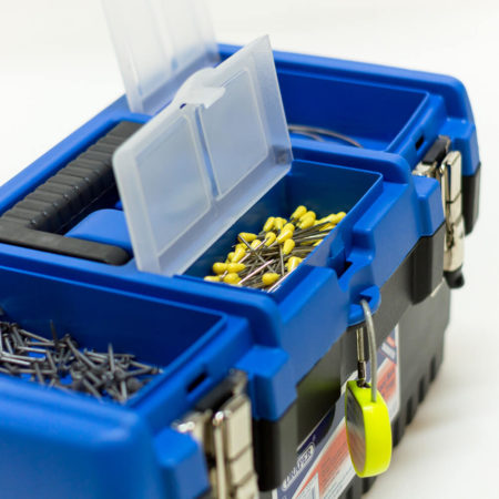 boite à outils bleu et noir ouverte avec houzeaux jaune à l'intérieur du compartiment