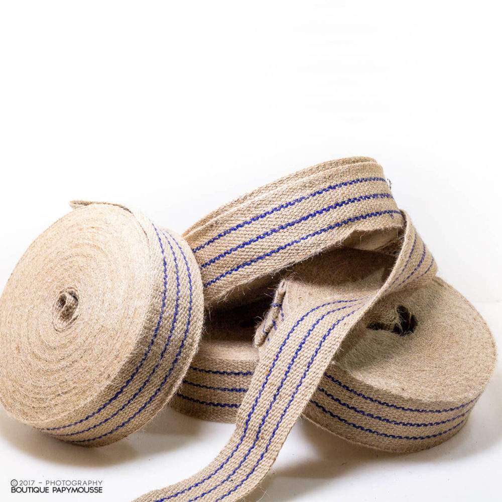 quatre rouleaux de sangle de jute sur fond blanc